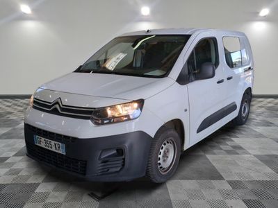 la camionnette blanche est garée sur le sol en damier d'une pièce