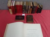 beaucoup de livres posés sur une table recouverte d'une nappe rouge