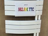 un radiateur blanc sur lequel est accrochée une étiquette de prix