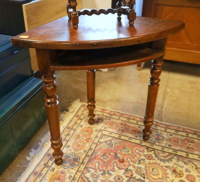 une table en bois sur laquelle se trouve un miroir