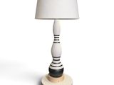 une lampe noire et blanche surmontée d'un abat-jour blanc