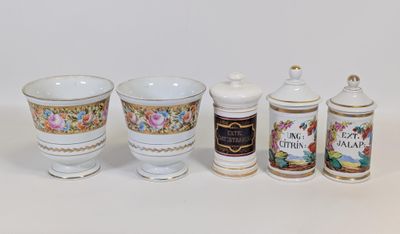 quatre tasses et récipients différents posés sur une surface blanche