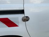 une camionnette blanche avec une bande rouge sur le côté