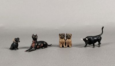 cinq figurines de chats assis en rang