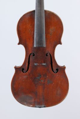 un vieux violon avec un dos et un archet en bois sur fond blanc
