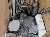 une boîte en carton remplie d'objets et d'outils divers