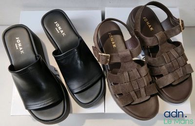 trois paires de sandales sont alignées sur une boîte blanche