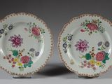 deux assiettes à motifs floraux posées sur une table