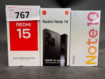 trois cartons contenant des Redmi Note 14, Redmi Note 15 et Redmi Note 15