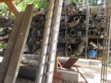 un tas de tuyaux et de canalisations sous un immeuble
