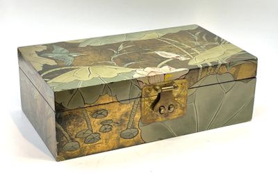 une boîte décorative ornée d'un motif floral