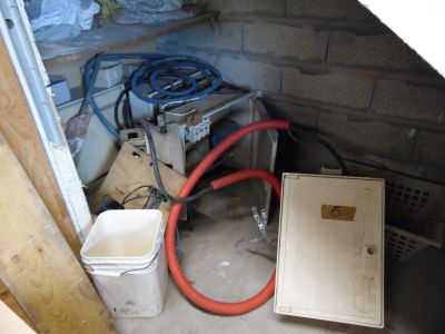 une image d'une pièce dans laquelle il y a beaucoup d'objets