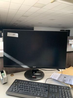 un écran d'ordinateur et un clavier sur un bureau