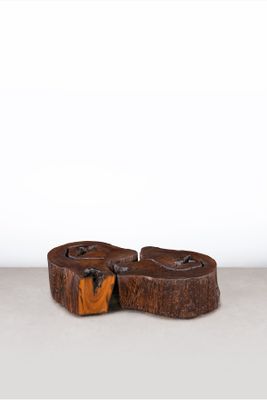 deux morceaux de bois posés l'un à côté de l'autre sur une table
