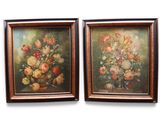 deux tableaux encadrés représentant des fleurs dans un vase, accrochés au mur