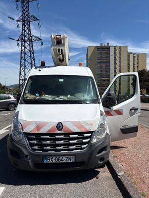 une camionnette blanche garée sur le bord de la route