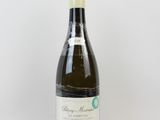 une bouteille de vin posée sur une table