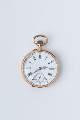 une montre de poche en or avec des chiffres romains
