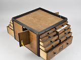 une image représentant une petite boîte en bois surmontée de tiroirs