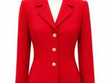une veste rouge à boutons dorés sur un mannequin