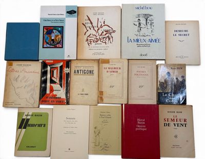 un grand nombre de livres posés sur une table