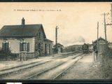 une photo en noir et blanc d'un train qui arrive sur les rails