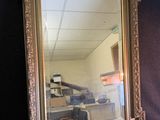 un miroir accroché au mur d'une pièce