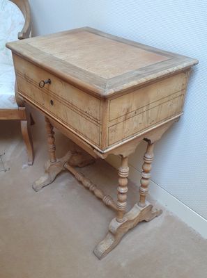 une petite table en bois surmontée d'un tiroir