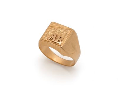 gros plan d'une bague en or sur fond blanc
