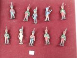 de nombreuses figurines de différentes tailles et couleurs dans une vitrine