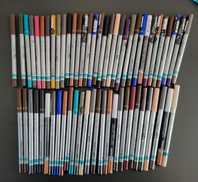 un grand nombre de stylos posés sur une table
