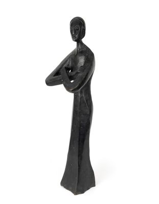 statue d'une femme tenant un bébé dans ses bras