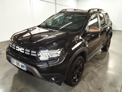 vue de face d'une Dacia noire garée dans un garage