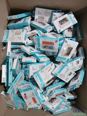 une boîte remplie de téléphones portables qui se trouvent dans la boîte
