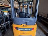 une photo d'un chariot élévateur dans un entrepôt