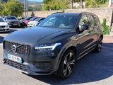 Le SUV Volvo noir est garé sur un parking, avec d'autres voitures en arrière-plan.