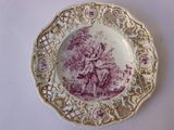 une assiette violette et blanche sur laquelle est représenté un homme et une femme