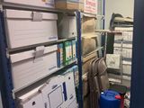 une pièce avec beaucoup de boîtes et de cartons sur les étagères