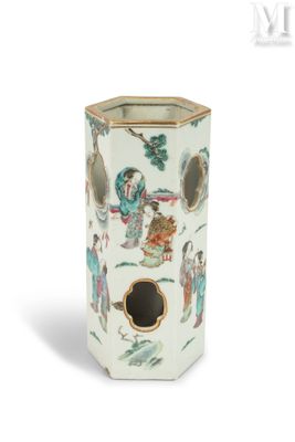 un vase blanc orné d'un motif représentant des personnes