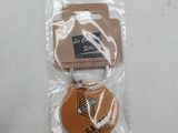 un petit porte-clés en bois auquel est attachée une étiquette