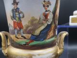 un vase avec un tableau posé sur une table