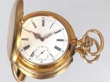 une montre de poche en or avec des chiffres romains