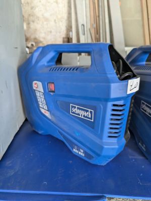 deux compresseurs d'air bleus posés sur une étagère bleue