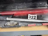 beaucoup d'outils sur une étagère dans un magasin