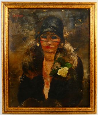portrait d'une femme portant un chapeau noir et un manteau de fourrure