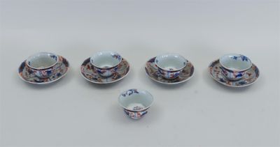 six petites tasses et soucoupes sont posées sur une surface blanche