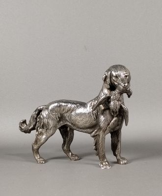 statue en argent représentant un chien portant un chat sur le dos