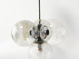 une image représentant un ensemble de boules de verre suspendues au plafond