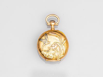 une image d'une montre de poche en or sur une surface blanche