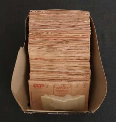 une boîte en carton remplie de vieux papiers posée sur une table